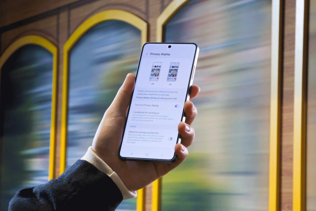 Više od polovice Europljana priznaje da u javnosti gleda u zaslon telefona nepoznatih osoba, a gotovo četvrtina to čini iz znatiželje